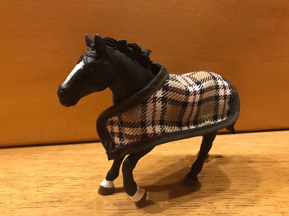 Schleich, Schwarzer Mustang mit Cowboy und Decke und Sattel in Köln