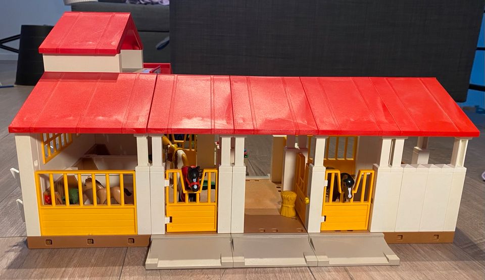 Playmobil - Großer Reitstall mit reichlich Zubehör in Kempen