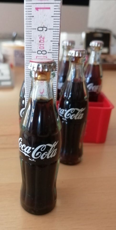 Original Coca Cola Minatur Glas Flaschen mit Kiste - RAR in Altensteig