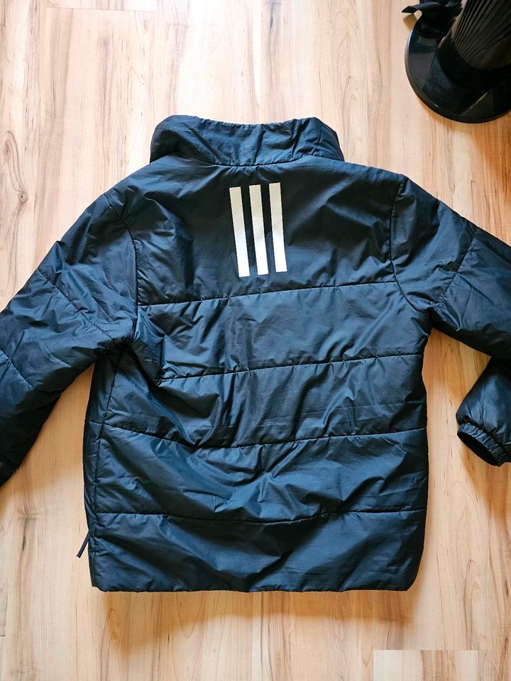 Adidas Winter Jacke in Hamburg