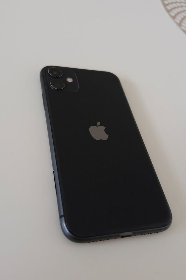 iPhone 11 - Schwarz - 64GB - 82% + Zubehörpaket in Holzminden
