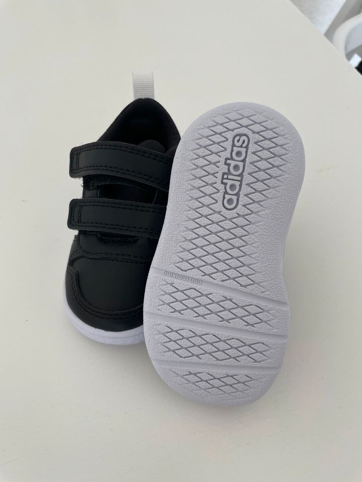 Adidas Kleinkindschuhe in Pinneberg