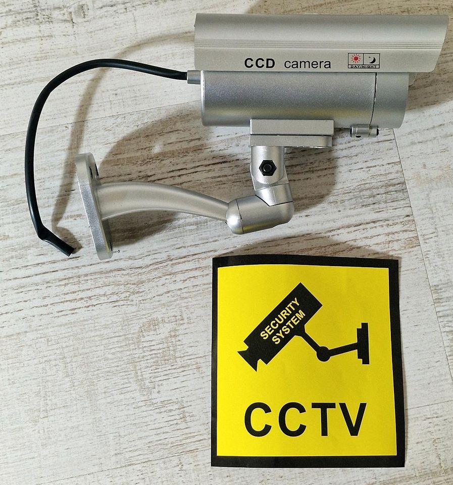 Überwachungskamera Attrappe LED-Licht Innen und Außen Dummy OVP in Buchloe