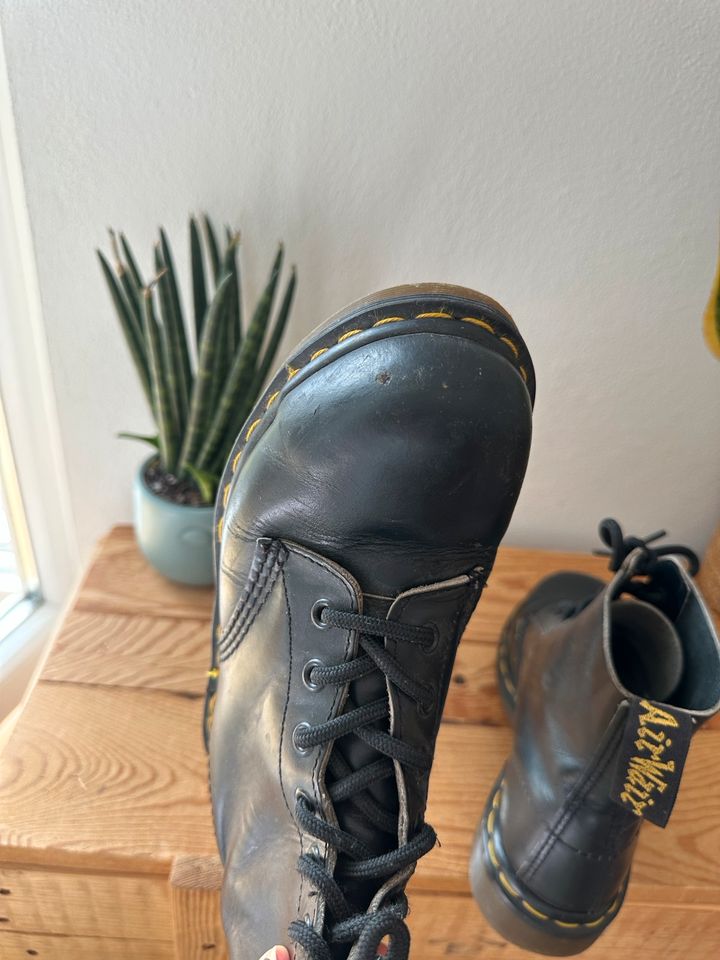 Dr.Martens 7loch mit Stahlkappe Docs Stiefel in Schwarz in Freiburg im Breisgau