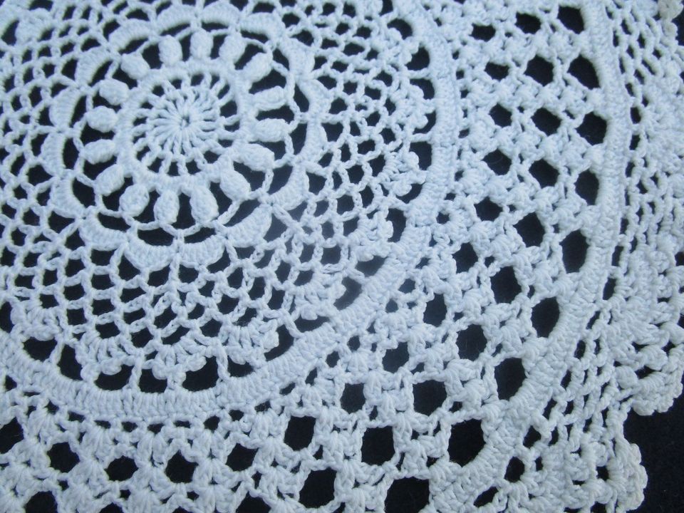 2 Häkeldeckchen Baumwolle Handarbeit Weiss 23,5 cm  Nr.2 in Castrop-Rauxel