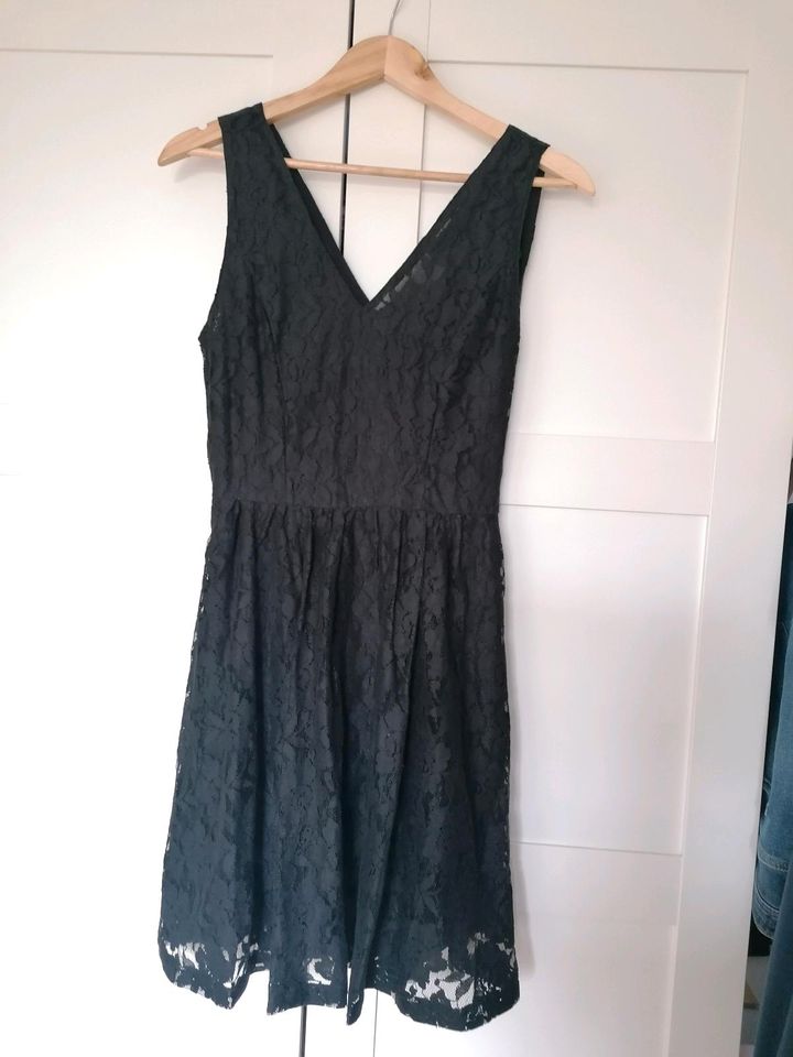 Kleid, Etuikleid in schwarz Größe S in Adendorf