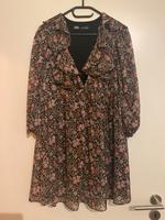 Zara Kleid Blumen gemustert Unterkleid V Ausschnitt Nordrhein-Westfalen - Moers Vorschau