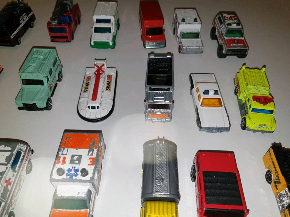 26 Matchbox Autos Sammlung + 1 Truck Ferrari in Siegburg