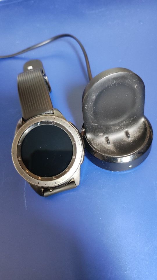 Samsung Galaxy Watch SM-R 810 DEFEKT Smartwatch inkl. Ladegerät in Maulburg
