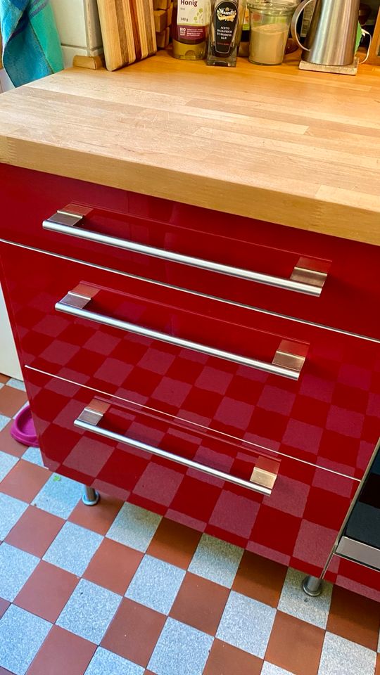 Küche Metod von Ikea in rot und Holz in Hamburg