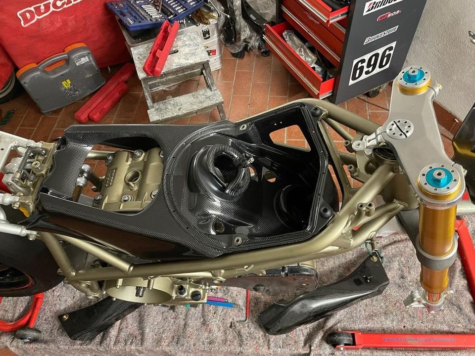 Ducati Airbox Carbon 998 Neu in Pfatter