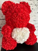 Roter Rosenbär (Teddybär aus Rosen) mit weißem Herz Bayern - Schwabach Vorschau