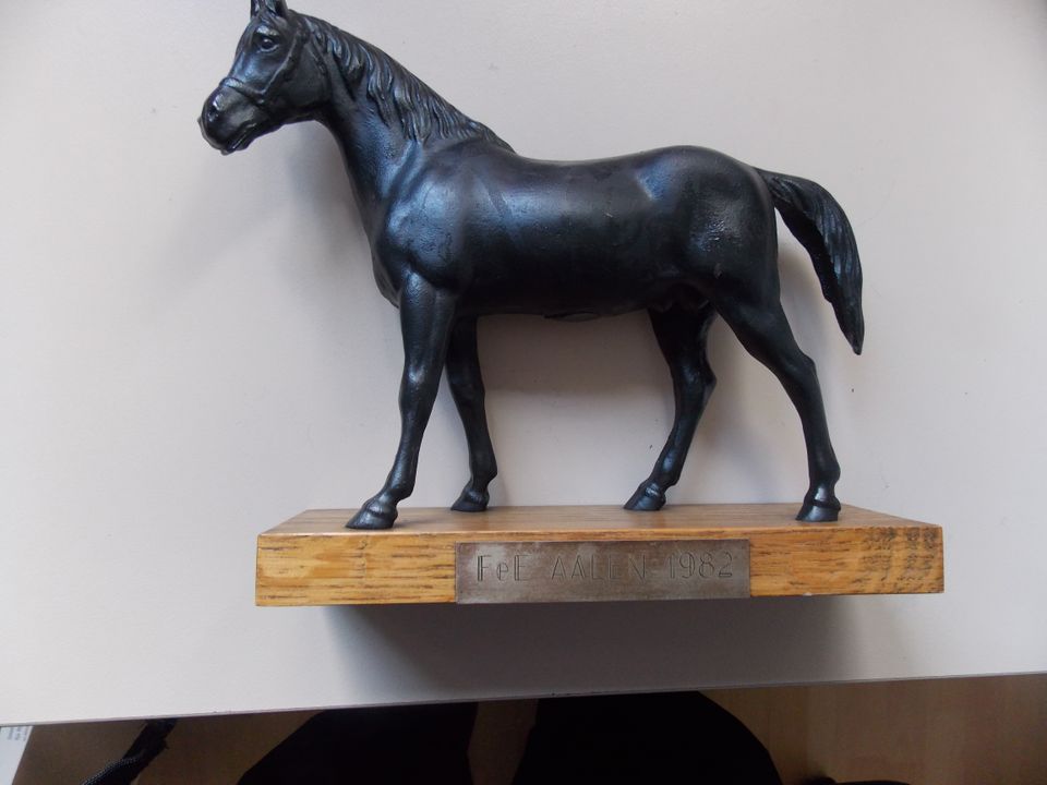 Pferdeskulptur auf Holzsockel, schwarz in Nattheim