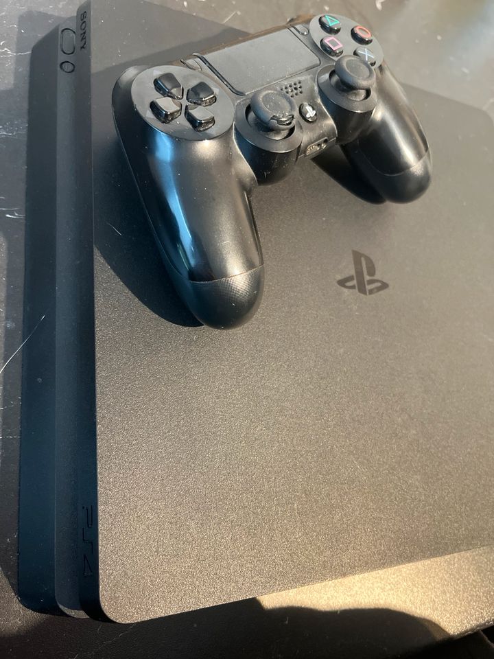 PS4 + Controller in Oedheim