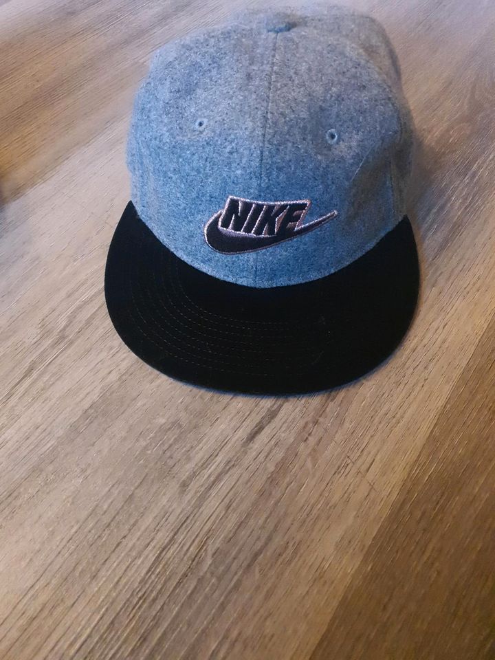 Verschiedene Mützen Capis Stirnband vans nike in Nittenau