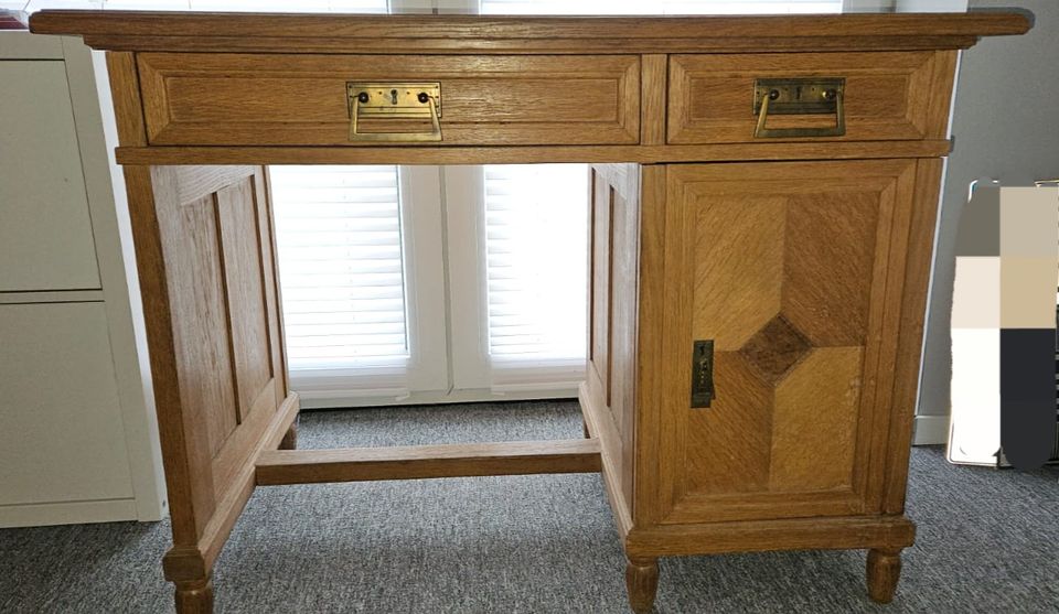 Vintage Schreibtisch aus Massivholz in Berkenthin