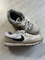 Nike Sneaker Turnschuhe Weiß Schwarz 38,5 / 38 Sachsen - Weißenborn Erzgebirge Vorschau