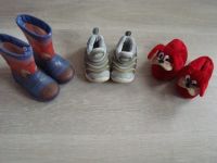 3 Paare Schuhe 23 NIKE Sneaker Hausschuhe Gummistiefel Paket Nordrhein-Westfalen - Menden Vorschau