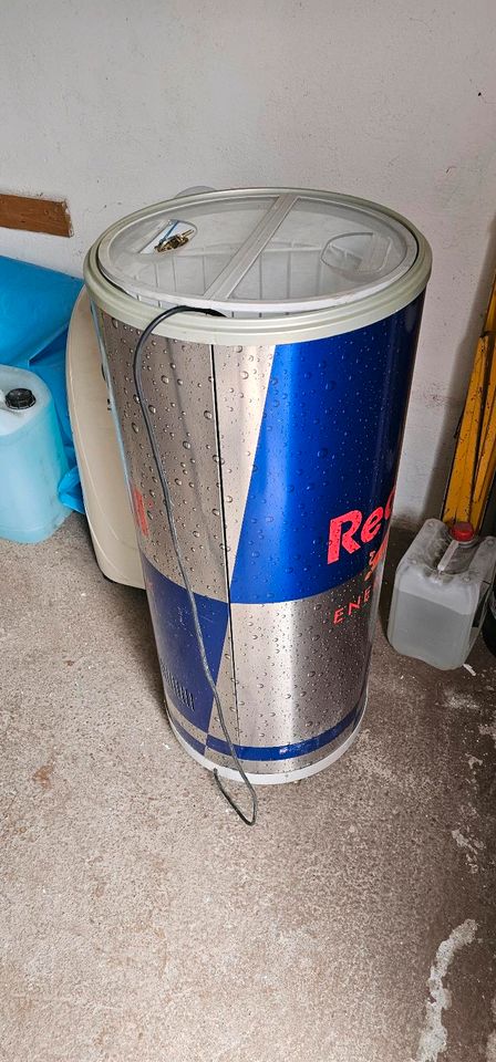 Red Bull Kühlschrank Dose auf Rollen in Wimmelburg