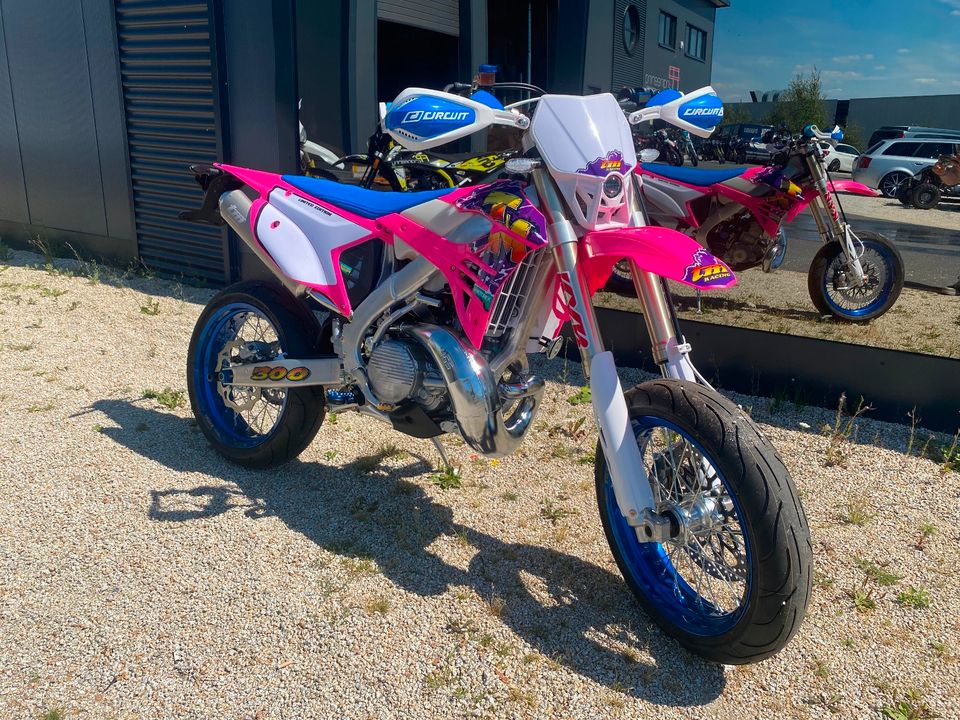 TM SMR 300 Fi 2T 2023 Supermoto LE Pink (EXC TE 125 250 450 500) in Wiesau