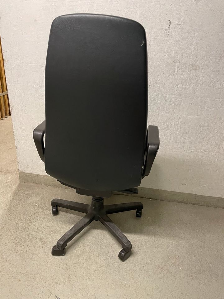 Bürostuhl schwarz aus Echtleder in Neutraubling