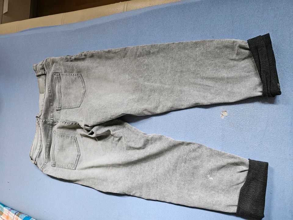 Neuwertige Jeans in 44 46 Grau in Bünde