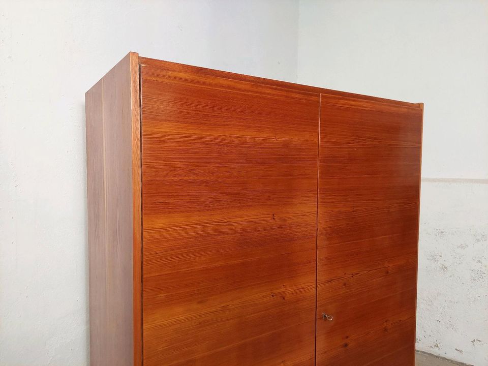 Vintage Schrank Kleiderschrank CSSR Brno Holz 60er 70er DDR in Leipzig