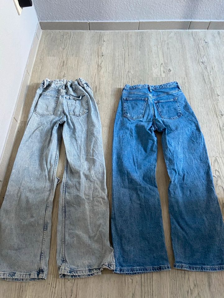 2 Jeans Hosen H&M 146 Wide Leg blau Mädchen mit Löchern als Set in Satrup
