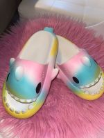 Hai Fisch Schuhe Shark Sliders Gr. 38/39 NEU Regenbogen Farbe Bayern - Augsburg Vorschau