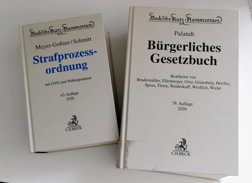 Palandt (Grüneberg) BGB, Meyer-Goßner StPO, je 2020 in Frankfurt am Main