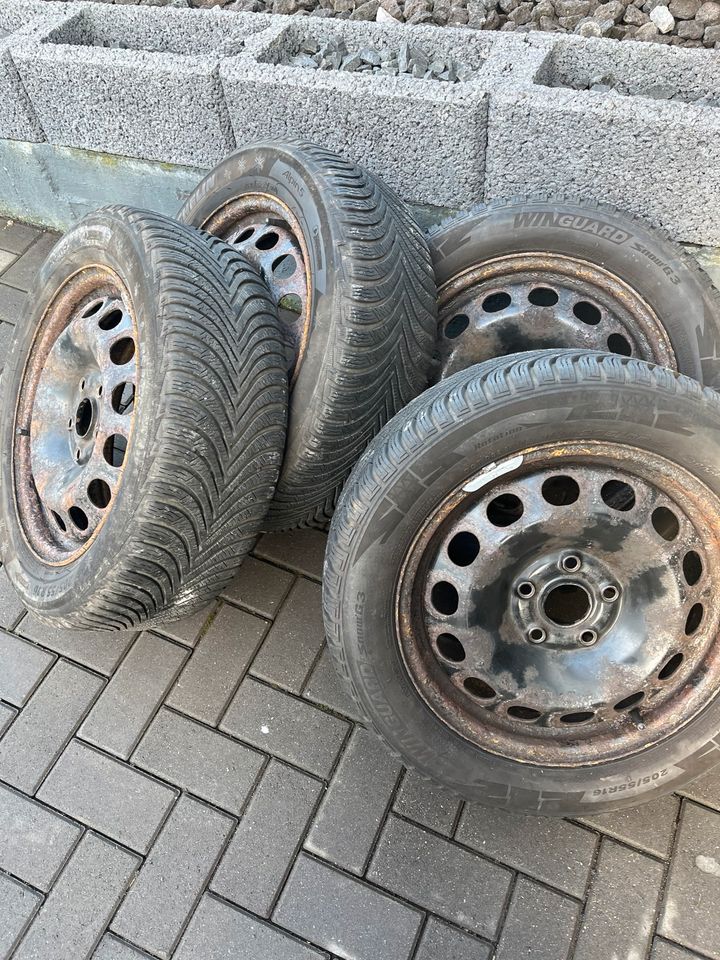 Vw Golf 5/6/7 Touran Winterreifen 205/55R16 in Wolken