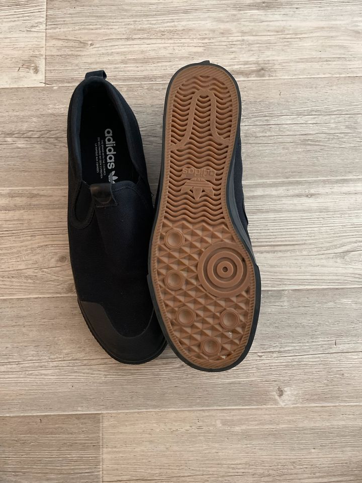 Adidas Schuhe in Schwarz in der Größe US 10 in Berlin