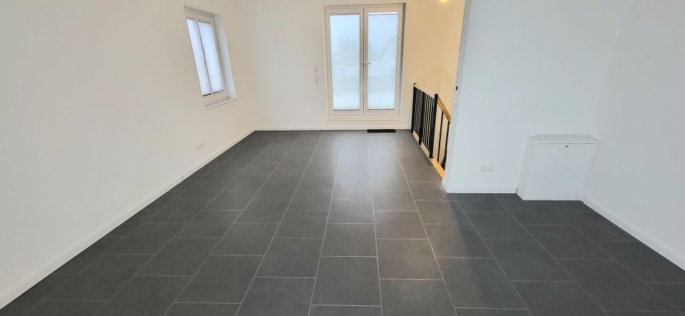 Heute kaufen, Morgen einziehen: Neuwertiges Endreihenhaus mit TG, Dachterrasse, Fernwärme, Keller in Reinbek