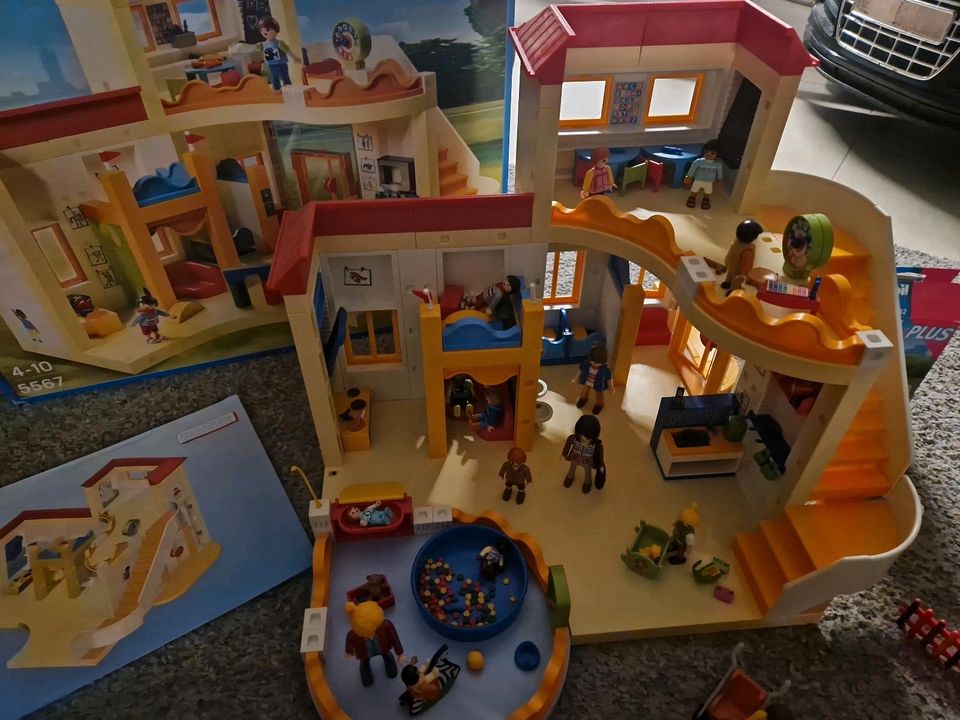 TOP!!!Playmobil Kindergarten/ Kita 5567+5570+Spielplatz!!! in Farchant
