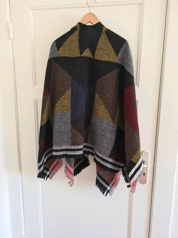 Wunderschöner Poncho / Strickjacke in Hamburg