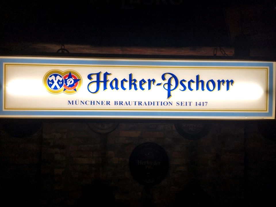 Hacker Pscorr leutchreklame in München