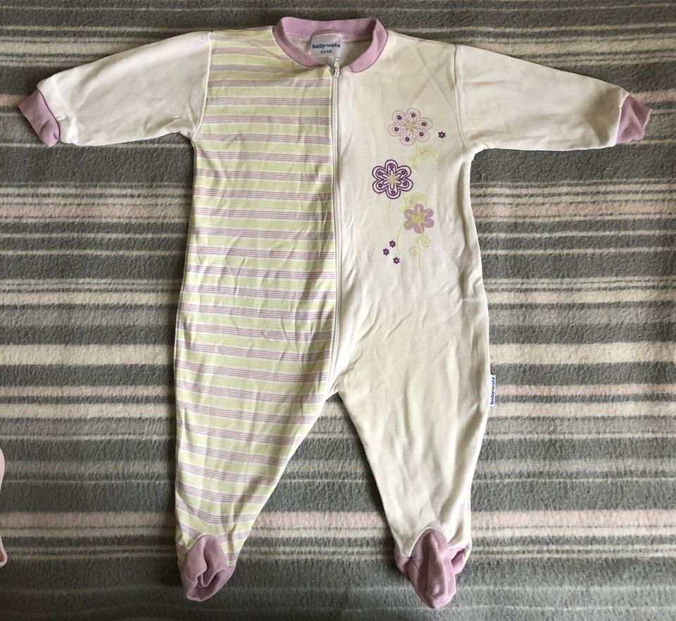 Strampler Schlafanzug Kleidungspaket Babypaket in Würzburg