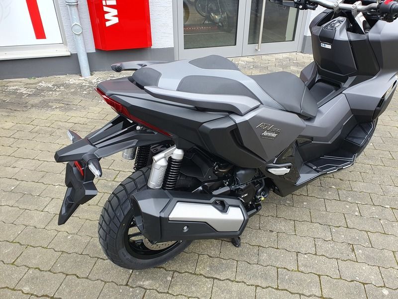 Honda ADV 350 1. Hand wenige Kilometer wie NEU in Herborn