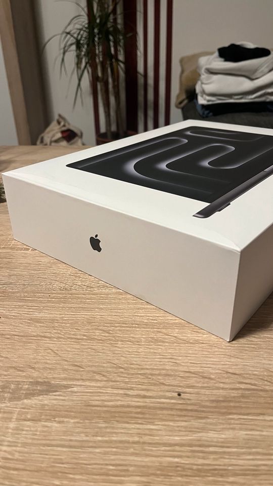 MacBook Pro M3 Box in Bremen