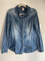 Bershka Denim Jeanshemd Jeansbluse blau L defekter Knopf Bayern - Unterhaching Vorschau