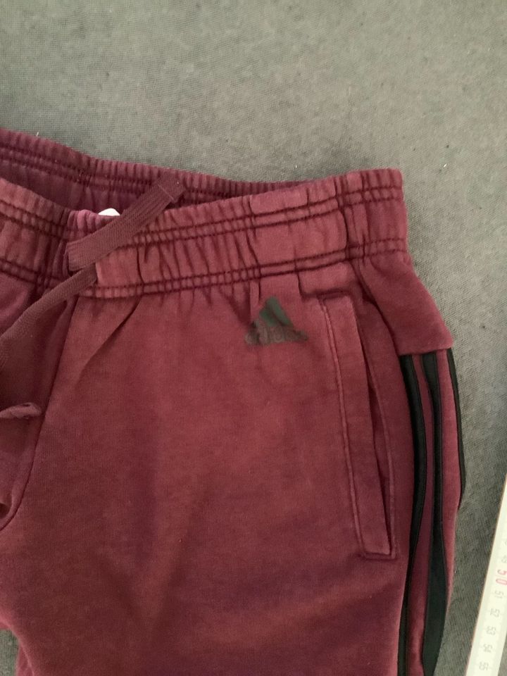 Jogginghose Adidas Gr. S in Bordeaux mit schwarzen Streifen in Roßtal