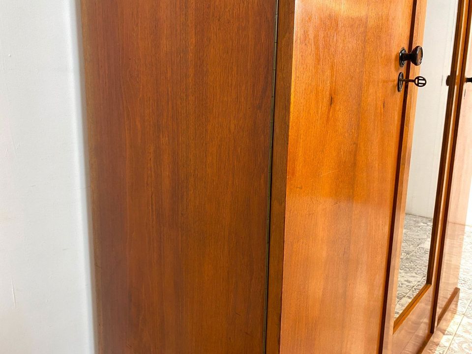 WMK Wunderschöner und gut erhaltener antiker Kleiderschrank aus vollem Holz mit Glastüren und hübschen Holzapplikationen # Schrank Schlafzimmerschrank Wäscheschrank Dielenschrank Jugendstil Vintage in Berlin