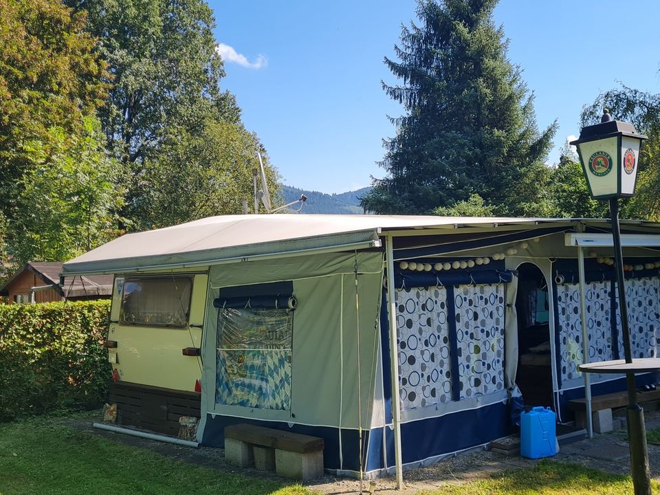 Bürstner Wohnwagen mit Vorzelt und Überdach in Steinach Baden