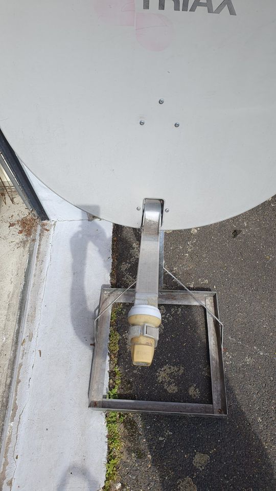 Satellitenschüssel incl Standfuss für eine Waschbetonplatte in Kaarst