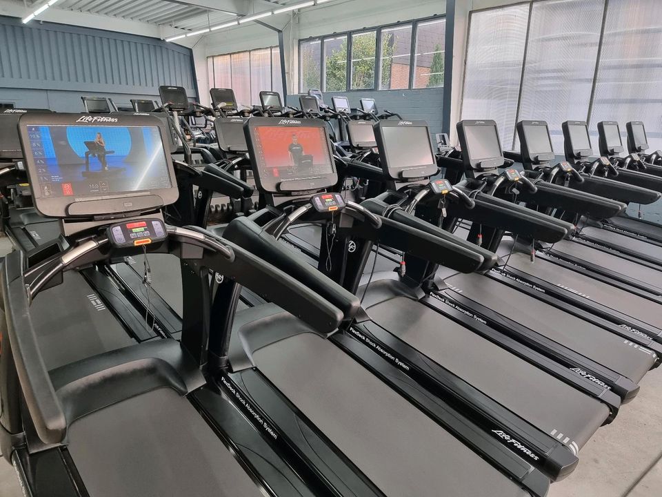 Life Fitness Laufband 95T Elevation Discover SE3HD Console !! in Detmold