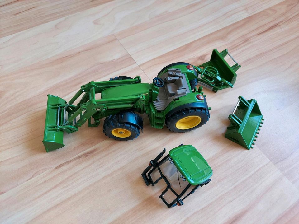 John Deere Traktor grün aus Metall mit beweglichem Frontlader in Dettenheim