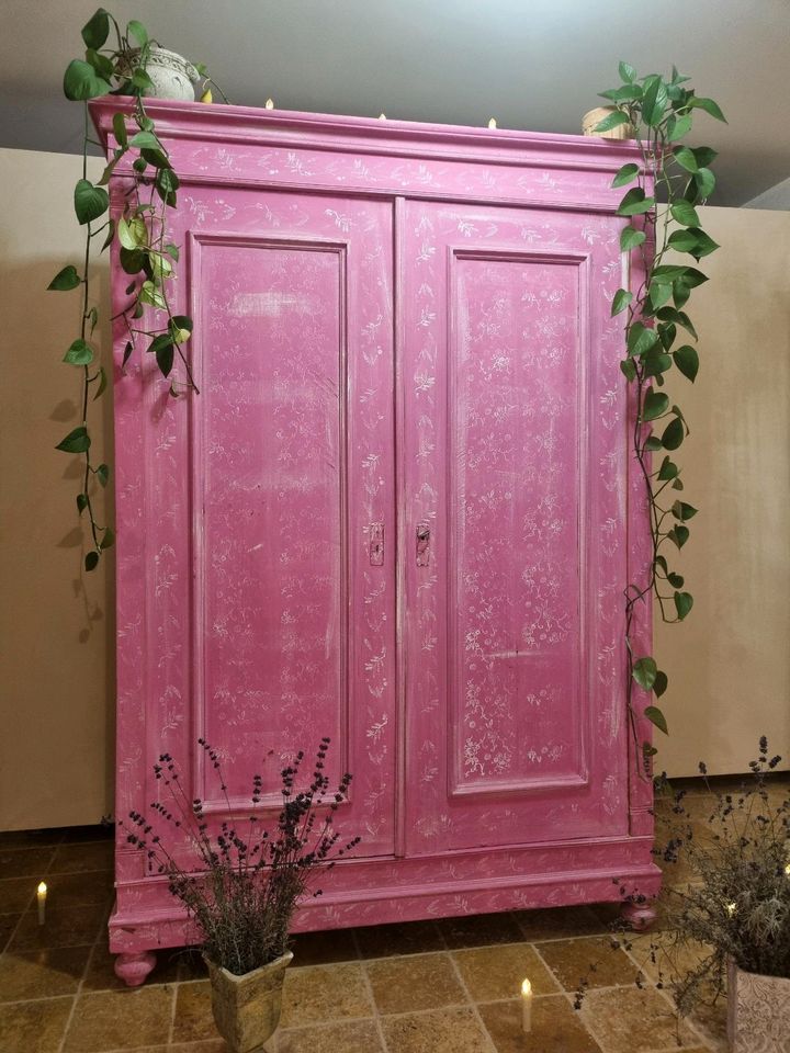 Schrank rosa Shabby Chic Vintage Antik Kleiderschrank Blumen in Neukirch