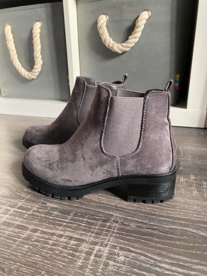 Ankle Boots Stiefel Stiefeletten grau Anthrazit Wildleder samt in Bayern -  Fürth | eBay Kleinanzeigen ist jetzt Kleinanzeigen