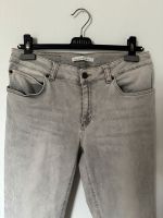 Jeans in grau mit Altrosa-Rissen von OUI, Neupreis 139€ Bayern - Augsburg Vorschau