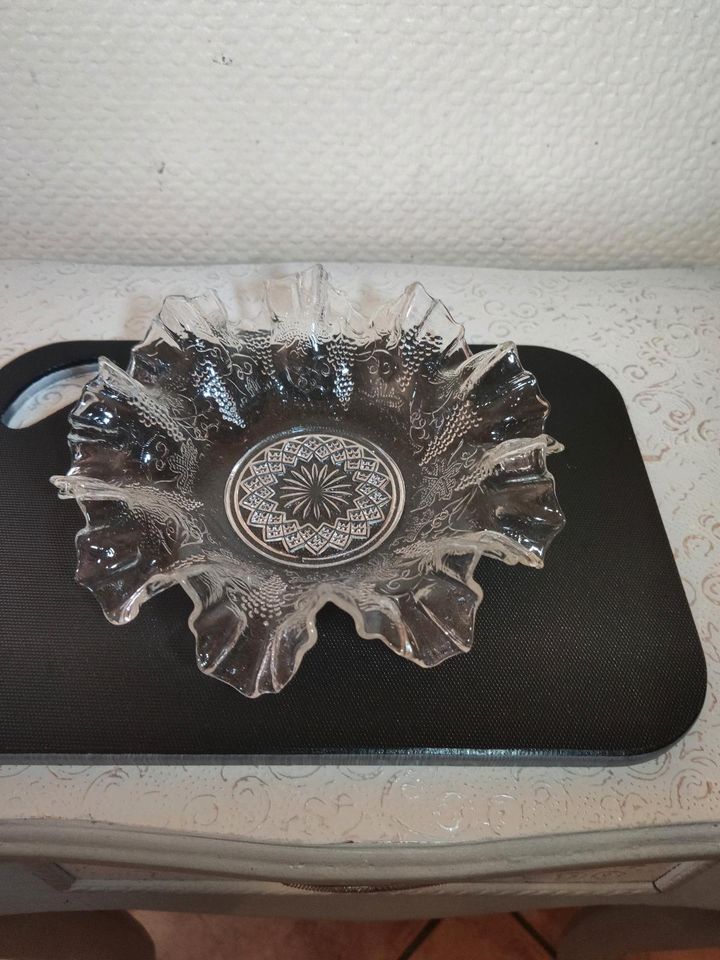 Antike Glasschale  gewellt, Pressglas, florales Dekor, R in Kupferzell